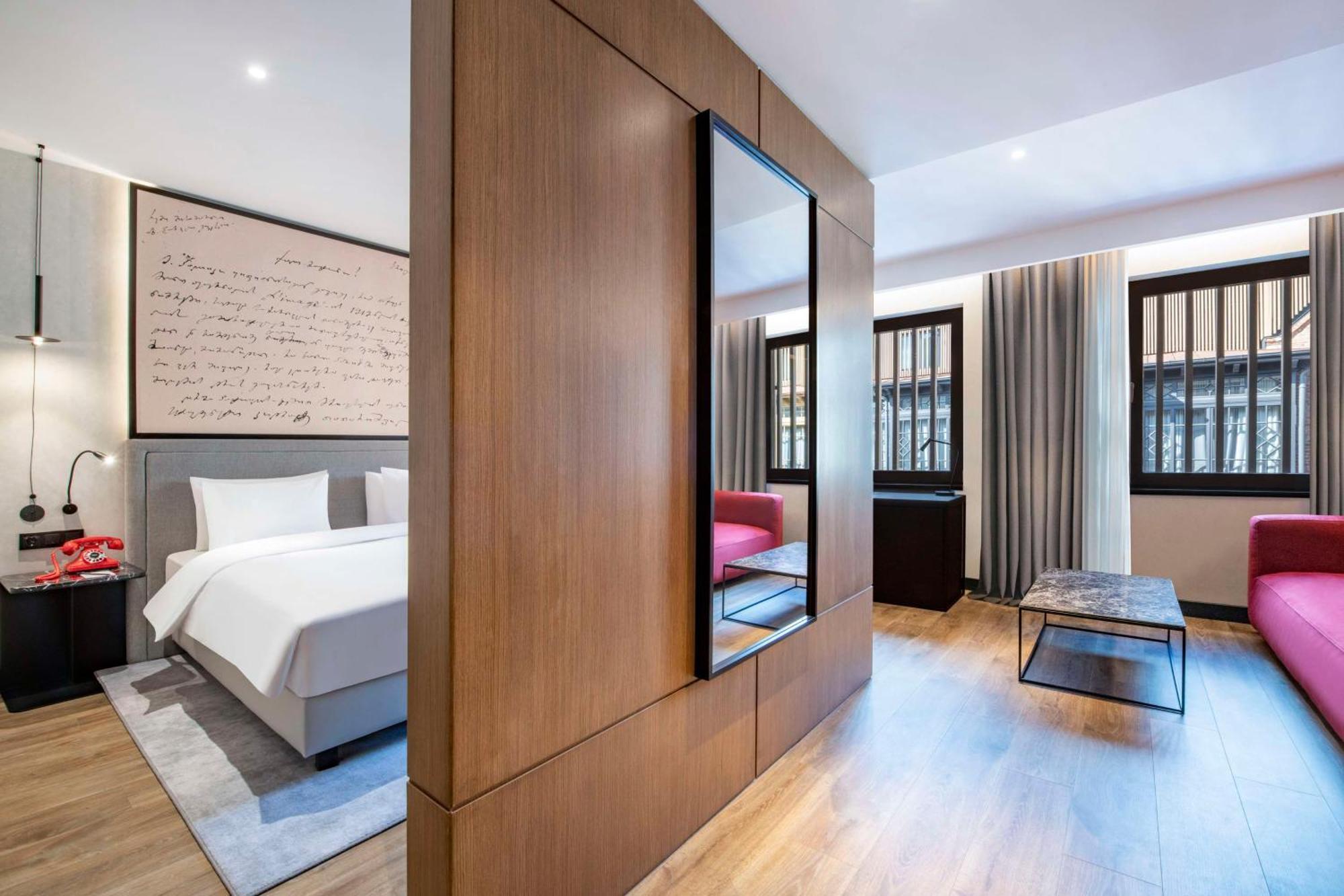 Radisson Red Tbilisi Hotel Bagian luar foto
